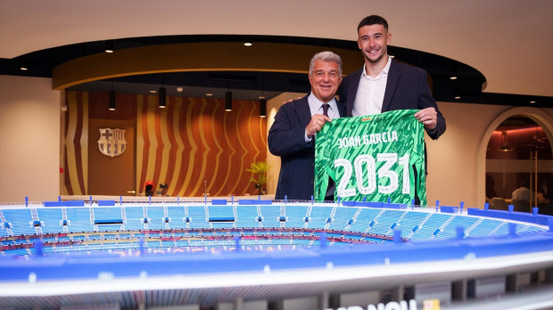 El portero Joan Garcia tras firmar su contrato con el Barcelona hasta 2031