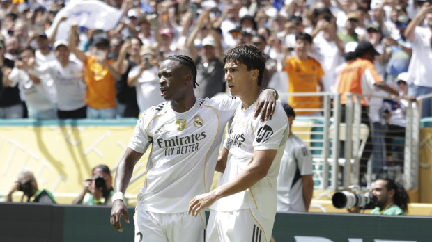 Vinícius Júnior (i) y Gonzalo García de Real Madrid celebran un gol del Real Madrid en el Mundial de Clubes