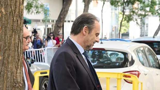 El exministro de Transportes José Luis Ábalos a su llegada al Tribunal Supremo