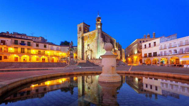 Plaza Mayor de Trujillo al anochecer.