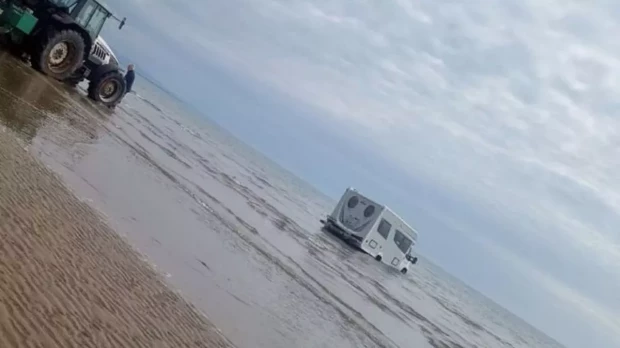 Imagen de la caravana ya engullida por la marea, no pudieron hacer nada