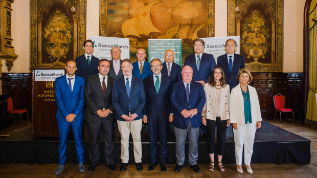Foto de familia del acto 'Empresa familiar: casos prácticos de resiliencia ante una crisis y ejemplos de éxito en el relevo generacional'