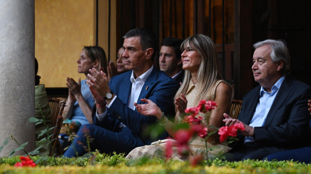 El presidente del Gobierno, Pedro Sánchez, y su mujer, Begoña Gómez, durante la inauguración de la cumbre de la ONU en Sevilla
