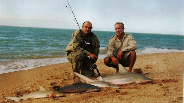 El autor junto a Simón Kyle-Little, pescando tiburones en el golfo de Carpentaria