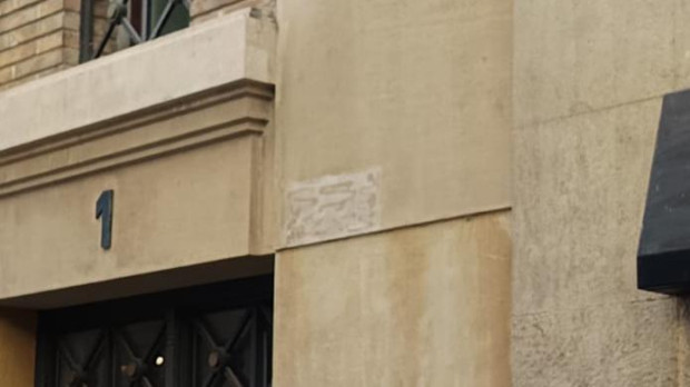 Desaparece la placa de Servinabar de la fachada de la sede