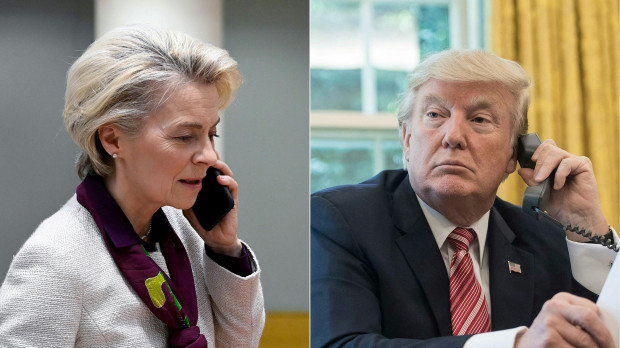La presidenta de la Comisión Europea, Ursula von der Leyen, hablando por teléfono a su llegada a una cumbre de la UE, en la sede de la UE en Bruselas, el 24 de marzo de 2023; y (D) El presidente de Estados Unidos, Donald Trump,