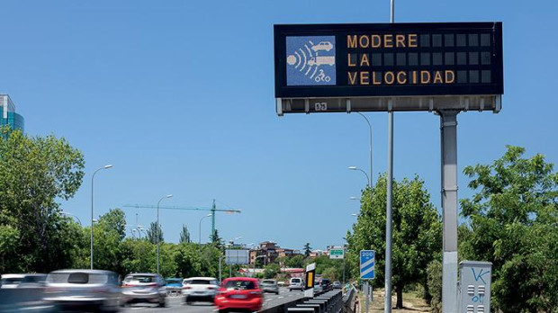 Señal de aviso de radar de tramo en una carretera