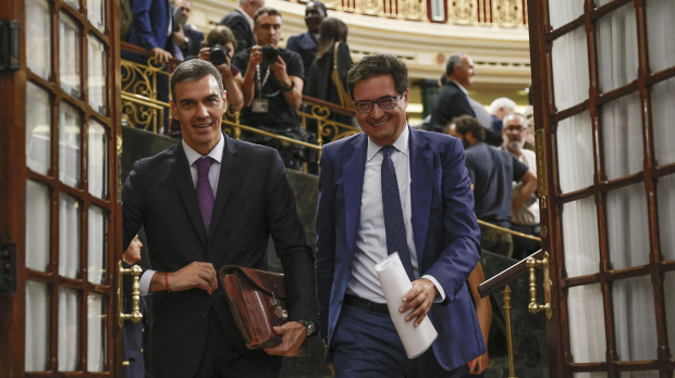 Pedro Sánchez y el ministro Óscar López abandonando el hemiciclo