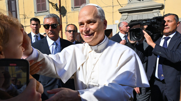 Pope Leo XIV (C) greets people as he arrives for a two-week stay in the summer papal estate in Castel Gandolfo, 40 km southeast of Rome, on July 6, 2025. The newly elected Pope Leo XIV, revives a long-standing papal tradition paused under Francis, as Castel Gandolfo prepares to welcome a pope for the first time in over a decade. (Photo by Andreas SOLARO / AFP)
