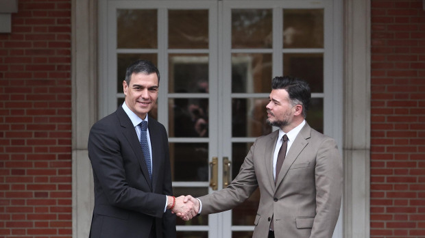 El presidente del Gobierno, Pedro Sánchez, y el portavoz de ERC en Madrid, Gabriel Rufián, en marzo