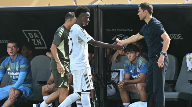 Vinicius le da la mano a Xabi Alonso tras ser sustituido ante el PSG