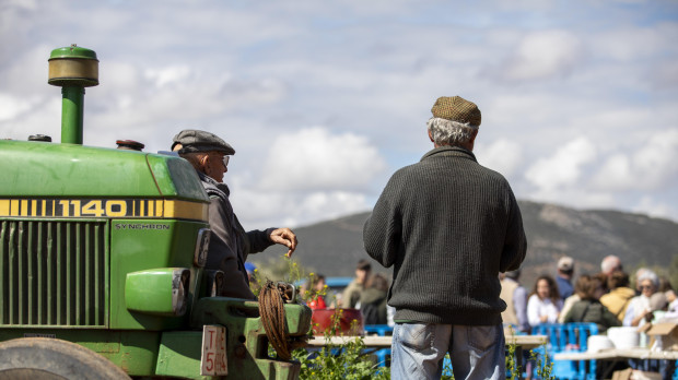 Dos hombres junto a un tractor en Mora, Toledo (Castilla-La Mancha)