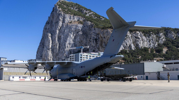 Un A-400M de las Fuerzas Aéreas británicas suministra apoyo logístico al ejército británico desplegado