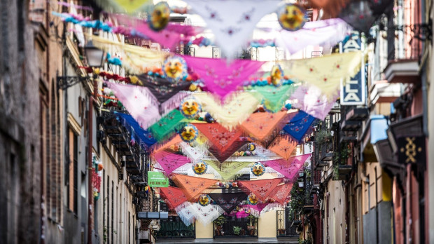 Mantones decorando la calle en la celebración de San Cayetano en el barrio de Lavapiés