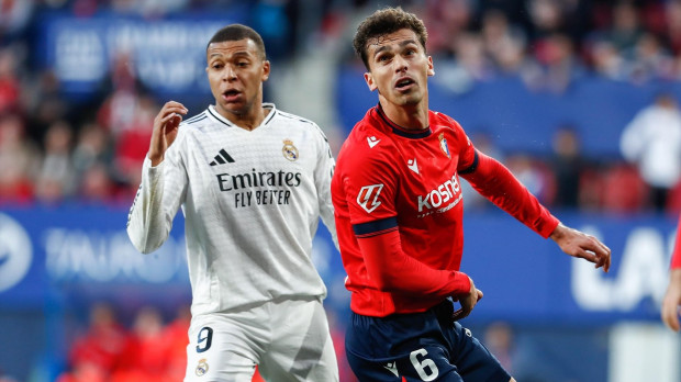 Kylian Mbappé pelea un balón con Lucas Torró en el Osasuna vs Real Madrid en El Sadar