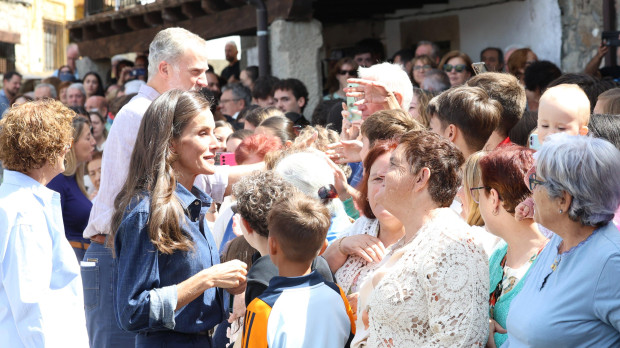 Los Reyes en Cabezabellosa, provincia de Cáceres, en la última parada de su visita a la España calcinada