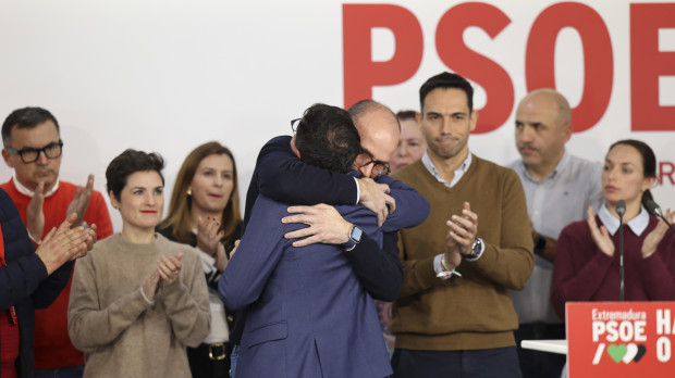 Miguel Ángel Gallardo es consolado por los suyos