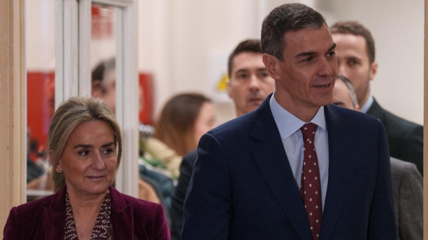 El presidente del Gobierno, Pedro Sánchez, y la ministra de Educación, Milagros Tolón