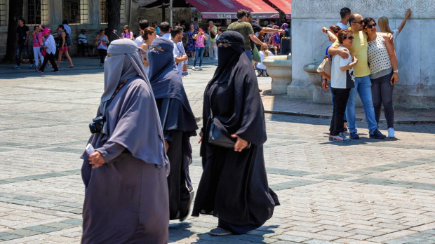 Mujeres desconocidas vestidas con hiyab en una de las calles centrales de Estambul