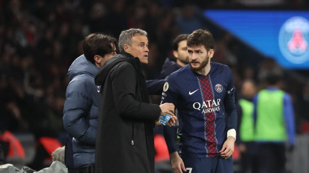 Luis Enrique da indicaciones a Kvaratskhelia durante un partido del PSG esta temporada