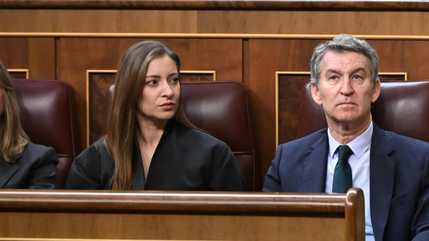El líder del PP, Alberto Núñez Feijóo, y la portavoz del PP en el Congreso, Ester Muñoz