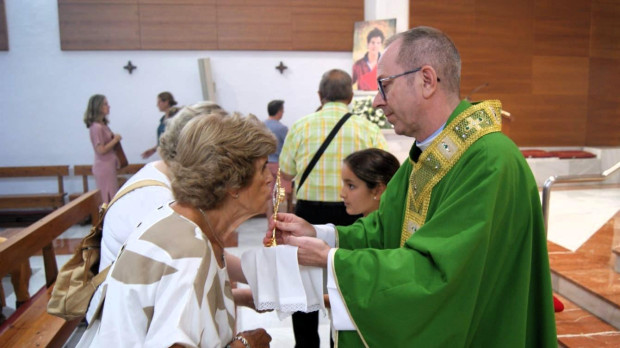 Una feligresa venera una reliquia de segundo grado del santo italiano
