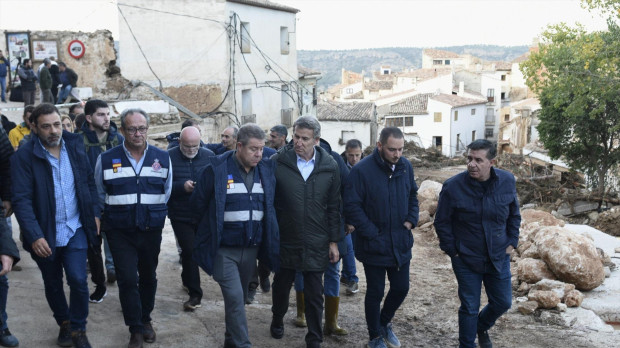 (Foto de ARCHIVO)
El presidente de Castilla-La Mancha, Emiliano García-Page (3i), y el líder del Partido Popular, Alberto Núñez Feijóo (3d), durante su visita, a 30 de octubre de 2024, en Letur, Albacete, Castilla-La Mancha (España). La cifra de personas desaparecidas a causa de las fuertes lluvias y tormentas caídas en Letur se mantiene en seis, aunque no se descarta que haya más que no sean del municipio.

Víctor Fernández / Europa Press
30 OCTUBRE 2024;DANA;LETUR;PAGE;FEIJÓO;PP;RIADA;LLUVIAS;
30/10/2024