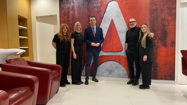 El alcalde, José María Bellido, con Alfredo Atalaya y su equipo