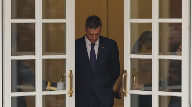 Pedro Sánchez saliendo a recibir en la Moncloa al gran duque de Luxemburgo