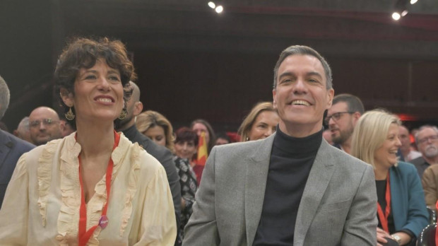 La ministra de Inclusión, Seguridad Social y Migraciones, Elma Saiz, el secretario general del PSOE y presidente del Gobierno, Pedro Sánchez