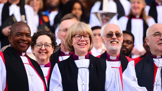 La ceremonia de confirmación de la elección de la 106.ª arzobispa de Canterbury, la Muy Reverenda y Muy Honorable Dame Sarah Mullally, se celebra en la catedral de San Pablo.
This is the service at which the Archbishop-Elect will legally become the Archbishop of Canterbury. Bishop Sarah was elected by the College of Canons of Canterbury Cathedral on 25 November 2025. The Confirmation of that election is a legal process which takes place within an act of worship. It will be followed by an Installation service at Canterbury Cathedral on 25th March that will mark the start of Archbishop Sarah's public ministry.
Dame Sarah Mullally has officially taken up the post as Archbishop of Canterbury in a service in St Paul's Cathedral, making her the first woman to serve as top minister of the Anglican Church. The service was interrupted by a heckler but by that stage there could be no disagreements and the process, as set out by the act of 1533, had been met and would proceed.
Confirmation of Election for the Archbishop of Canterbury, St Pauls Cathedral, London, UK - 28 Jan 2026
The Confirmation of Election for the 106th Archbishop of Canterbury, The Rt Revd and Rt Hon Dame Sarah Mullally, will be held at St Paul's Cathedral. This is the service at which the Archbishop-Elect will legally become the Archbishop of Canterbury. Bishop Sarah was elected by the College of Canons of Canterbury Cathedral on 25 November 2025. The Confirmation of that election is a legal process which takes place within an act of worship. It will be followed by an Installation service at Canterbury Cathedral on 25th March that will mark the start of Archbishop Sarah's public ministry. *** Local Caption *** .