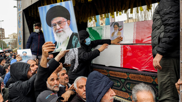 Oraciones semanales del mediodía del viernes en Teherán, los dolientes despidieron los cuerpos del ministro de Inteligencia iraní, Esmail Khatib, y de su familia.