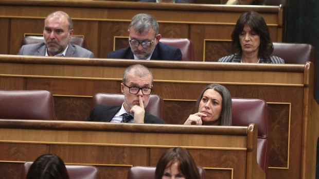 La portavoz de Junts en el Congreso, Miriam Nogueras, y el diputado de Junts Josep María Cruset, durante una sesión de control