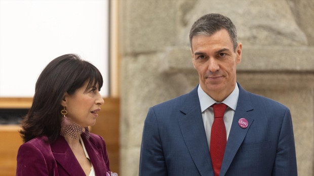 La ministra de Igualdad, Ana Redondo, y el presidente del Gobierno, Pedro Sánchez, durante el acto institucional con motivo del Día Internacional de las Mujeres en el Museo del Prado, a 4 de marzo de 2026
