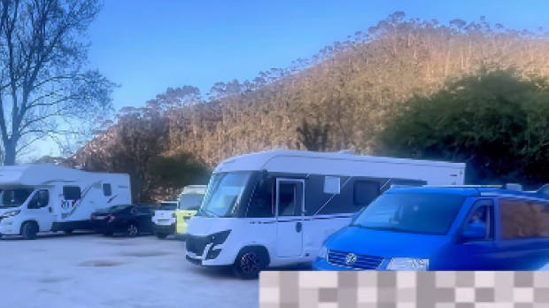 Imagen de los vehículos estacionados junto a la playa