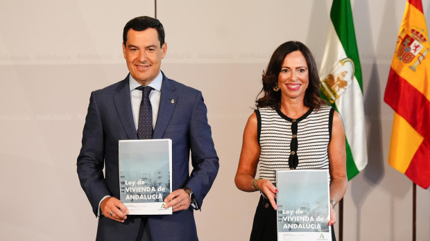 El presidente de la Junta, Juanma Moreno, junto a la consejera de Fomento, Rocío Díaz, en la presentación de la Ley de Vivienda de Andalucía (archivo)