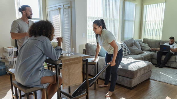 Unos jóvenes comparten piso, en una imagen de archivo