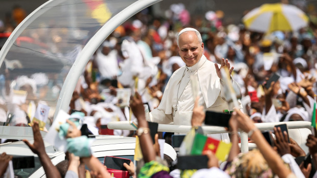 León XIV saluda a la multitud desde el papamóvil al llegar para oficiar la Santa Misa