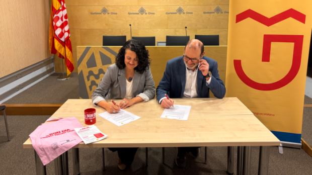 El Ayuntamiento de Gerona y Plataforma per la Llengua firman el convenio para fomentar el uso del catalán