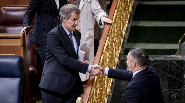 El presidente del Partido Popular, Alberto Núñez Feijóo, saluda al presidente de VOX, Santiago Abascal