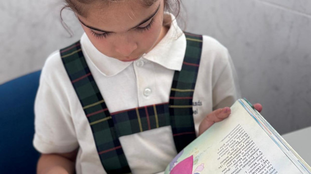Una de las alumnas del centro, leyendo un libro del programa