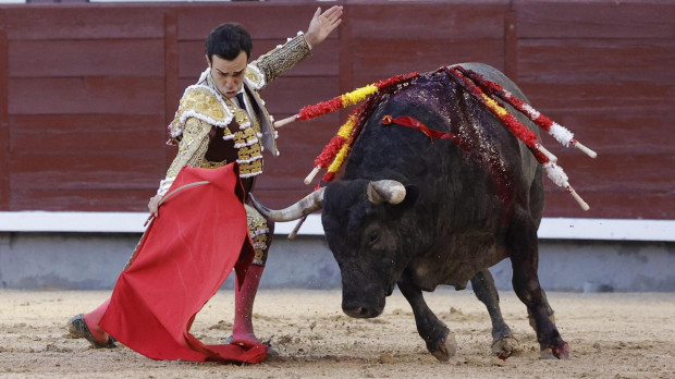 Tomás Rufo, con el último toro de la tarde, despedido con palmas