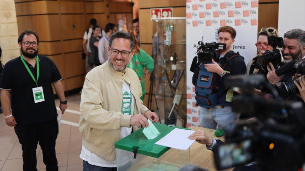 El candidato de Adelante Andalucía, José Ignacio García vota en la Sala Paul de Jerez de la Frontera. A 17 de mayo de 2026 en Jerez de la Frontera, Cádiz , Andalucía (España). Los candidatos a la Presidencia de la Junta de Andalucía de los principales partidos y coaliciones que concurren a las elecciones autonómicas de este domingo 17 de mayo estarán repartidos por diferentes puntos de la comunidad para ejercer su derecho al voto.
Nacho Frade / Europa Press
17/5/2026
