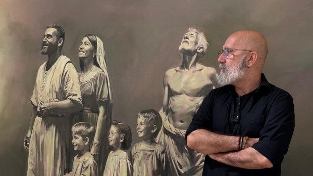 Xavier Bartumeus con una de sus obras