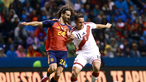 MEX5188. PUEBLA (MÉXICO), 08/06/2026.- Marc Cucurella (i) de España controla un balón con Jairo Vélez de Perú este lunes, en un partido amistoso previo al Mundial de Fútbol 2026 en el estadio Cuauhtémoc en Puebla (México). EFE/ Alex Cruz