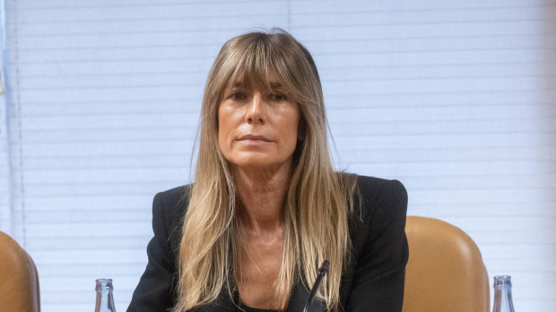 Begoña Gómez entrega el pasaporte al juez Peinado en los juzgados de Plaza de Castilla