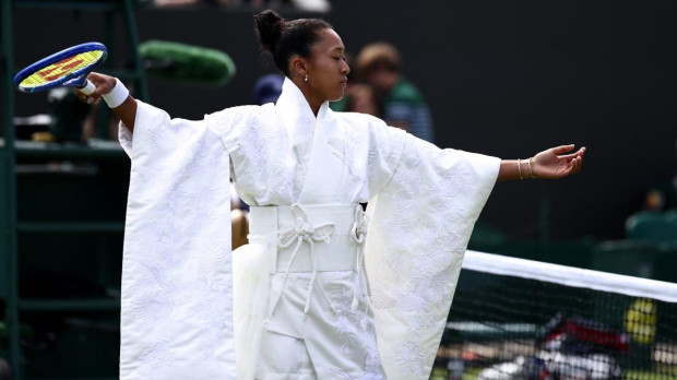 La japonesa Naomi Osaka calienta antes de su partido
