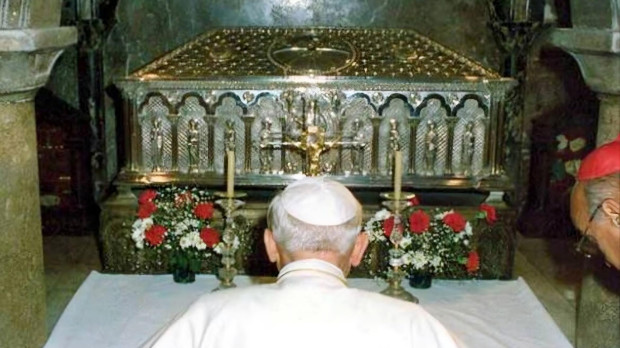 Juan Pablo II visitando la tumba del apóstol Santiago