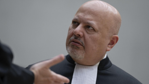 Chief Prosecutor Karim Khan talks prior to the first appearance of former Philippine President Rodrigo Duterte before the International Criminal Court (ICC) on charge of crimes against humanity over his deadly crackdown on narcotics, in The Hague on March 14, 2025. The 79-year-old, the first ex-Asian head of state to face charges at the ICC, followed by videolink during a short hearing to inform him of the crimes he is alleged to have committed, as well as his rights as a defendant. Duterte stands accused of the crime against humanity of murder over his years-long campaign against drug users and dealers that rights groups said killed thousands. (Photo by Peter Dejong / POOL / AFP)