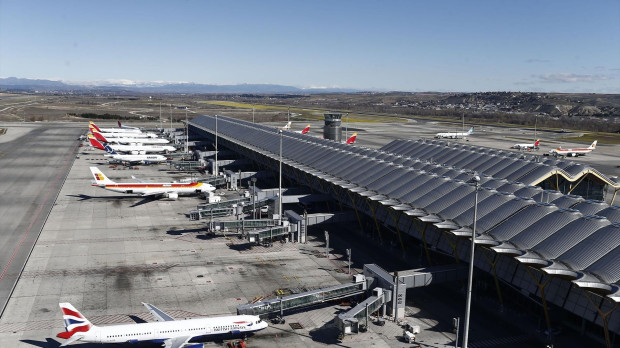 Aviones apostados en el aeropuerto de Barajas.